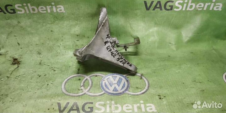 Кронштейн двигателя правый 7L8199308A audi Q7 42