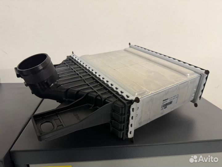 Радиатор малый левый Land Rover оригинал LR062405