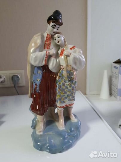 Антикварная фарфоровая статуэтка