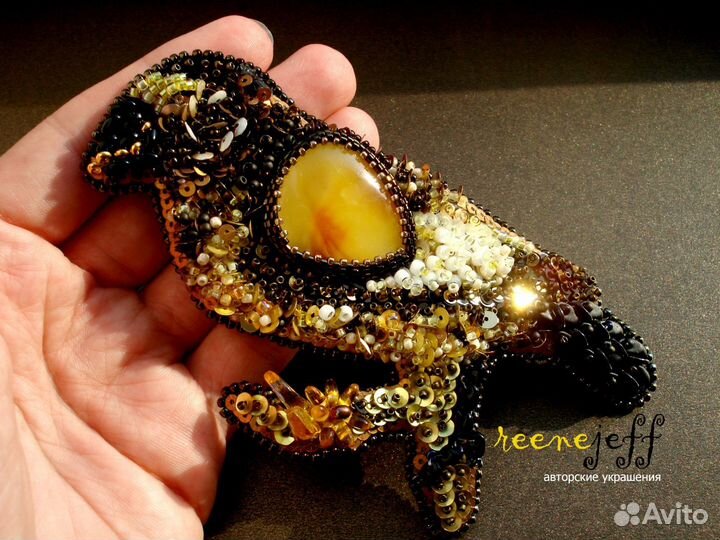 Брошь-кулон птица с янтарем