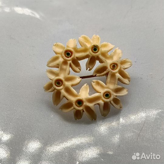 Европа брошь винтаж кость