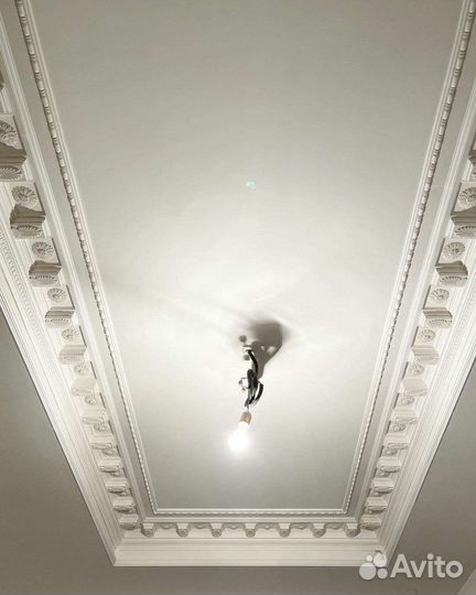 Мастер по установке гипсовой лепнины и карнизов