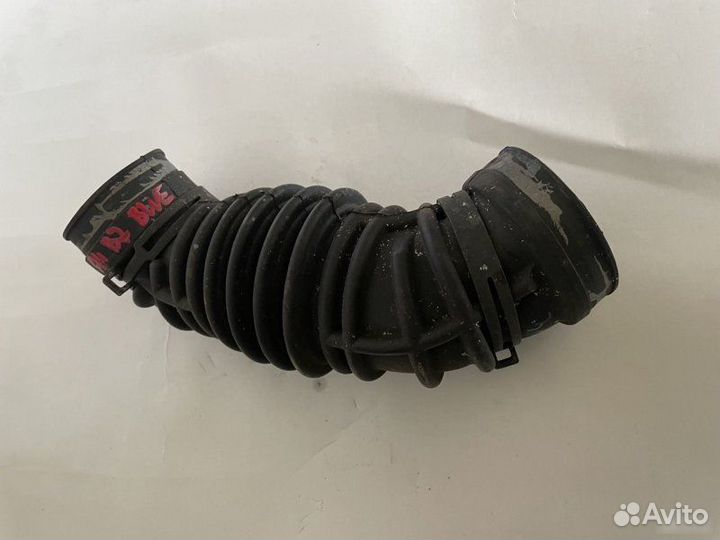 Патрубок воздушного фильтра Audi A4 B7 2.0 турбо