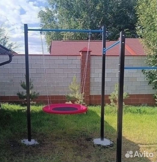 Уличный турник для всей семьи можно и качели