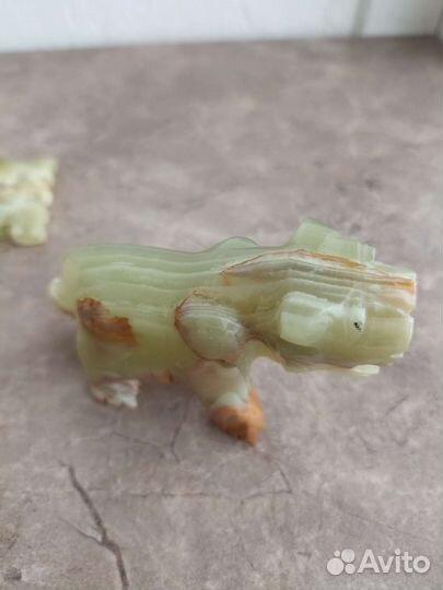 Фигурки животных из оникса