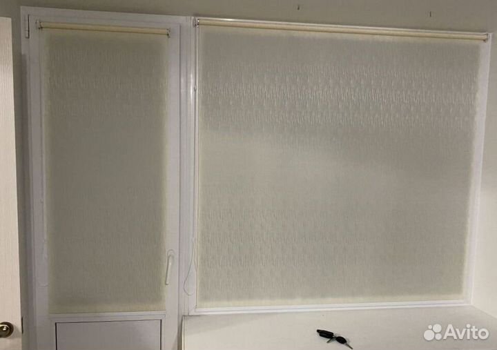 Рулонные шторы в коричневом коробе D3755