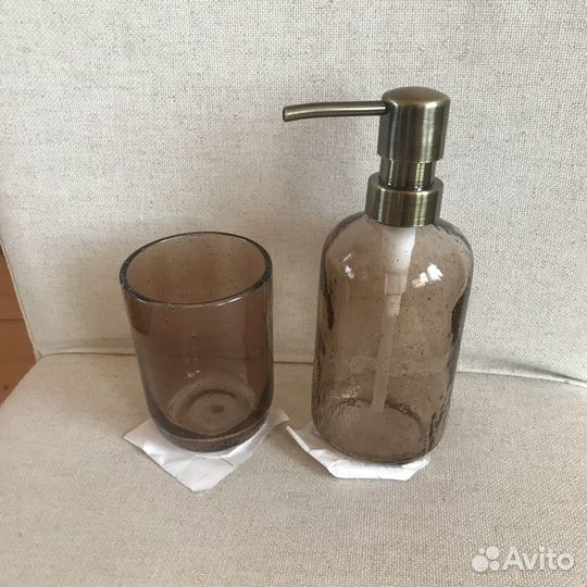 Дозатор и стакан для ванной