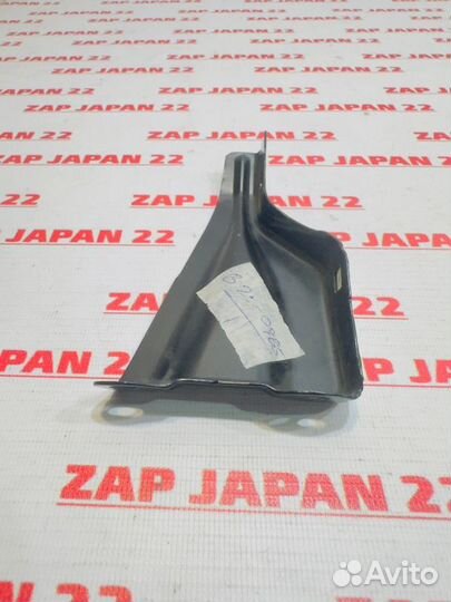 Крепление бампера переднее левое Toyota Land