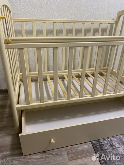 Детская кроватка с маятником