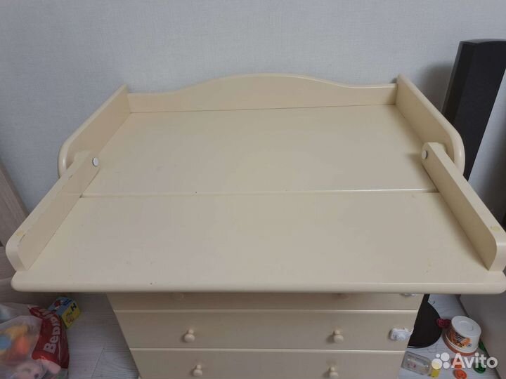 Детская кровать и пеленальный комод