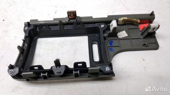 Накладка дефлектора передняя левая Nissan Armada