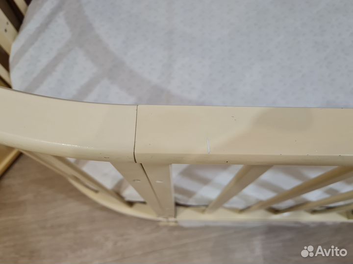 Детская кроватка с маятником