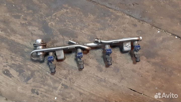 Топливная рампа с форсунками Пассат Б5 1.8 AWT