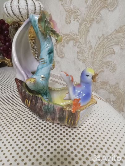 Фарфоровые статуэтки Pavone. Ваза. Италия