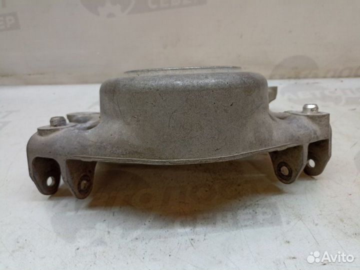 Кронштейн амортизатора передний правый Audi A4 B8