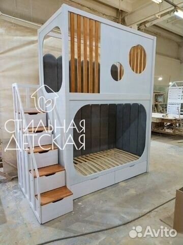 Двухъярусная кровать с сеткой