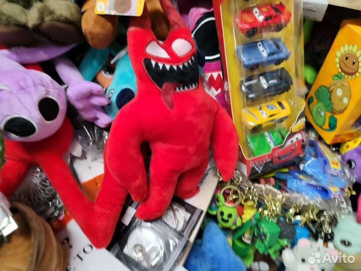 Красный банбан с белыми глазами