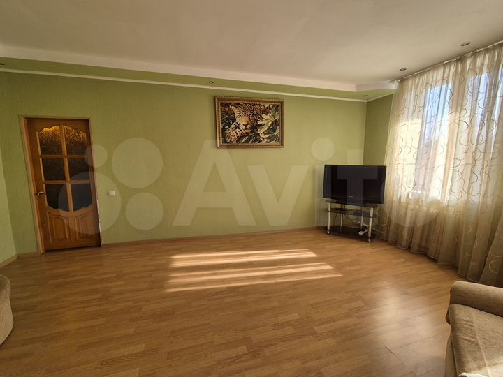 2-к. квартира, 57 м², 1/2 эт.