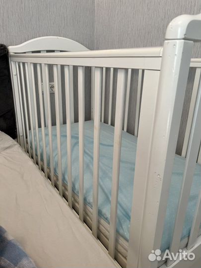 Детская кроватка с маятником и ящиком