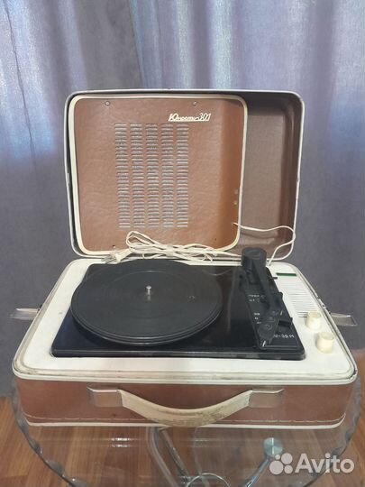 Виниловый проигрыватель 