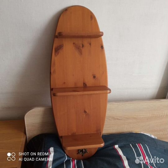 Деревянная полочка с крючком