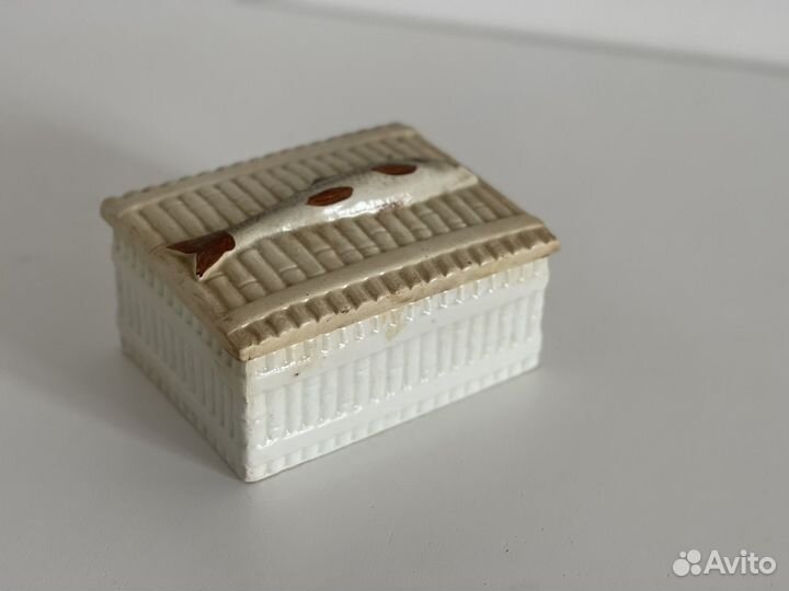 Старинная шкатулка фарфор с рыбой