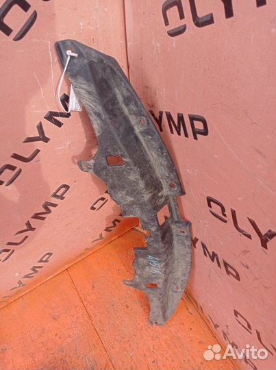 Накладка замка капота передняя Toyota Wish ZGE20