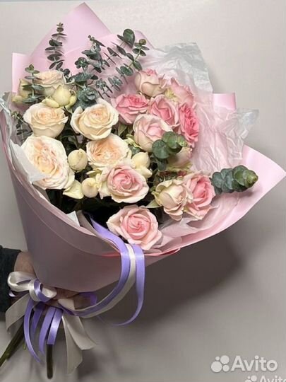 Букет из кустовой розы с эвкалиптом