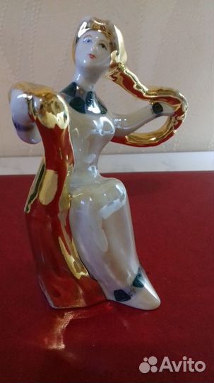 Фарфоровая статуэтка 