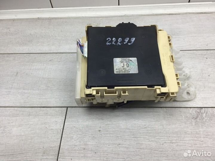 Блок реле Toyota Auris хэтчбек 2ZR-FXE 2013