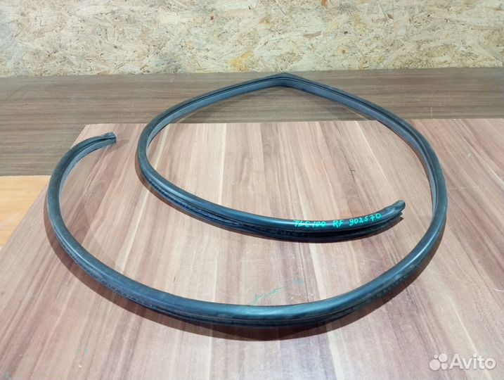 Уплотнитель проема правый передний серый Toyota la