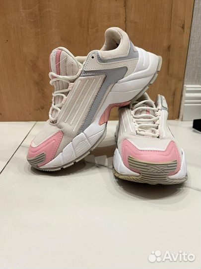 Кроссовки женские