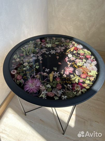 Столик из эпоксидной смолы с цветами