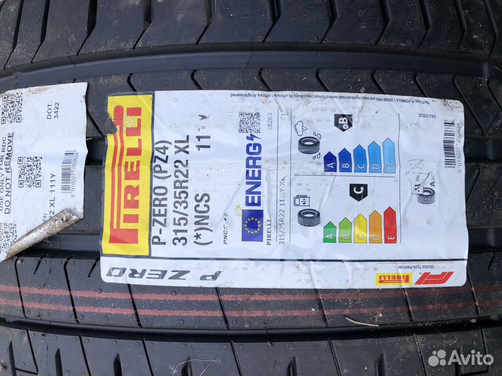 Pirelli P Zero PZ4 275/40 R22 и 315/35 R22 111Y