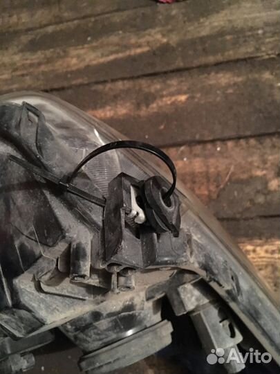 Фара левая Toyota Ractis 2005г.в. SCP100