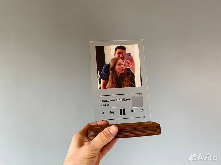 Трек на стекле с музыкой