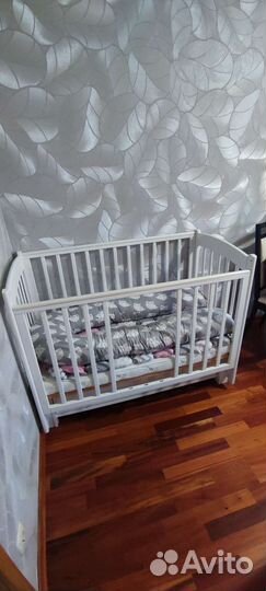 Детская кроватка с матрасом, маятником и ящиком