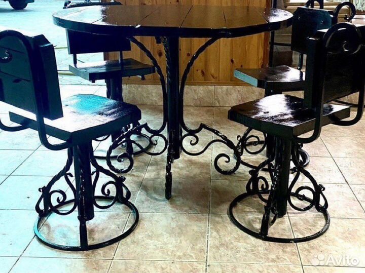 Столы и стулья
