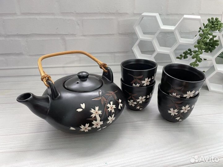 Заварочный чайник и 4 чашки