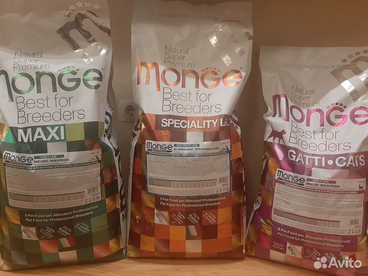 Корм для взрослых собак и кошек Monge монж