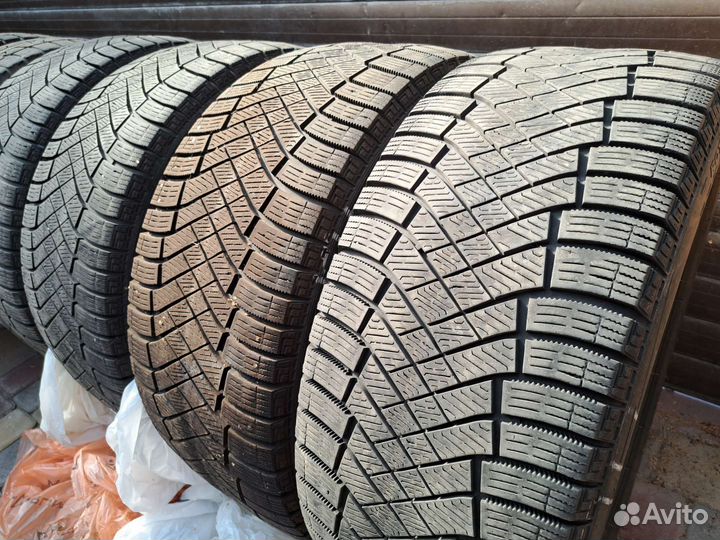 Pirelli Ice Zero FR 235/45 R18