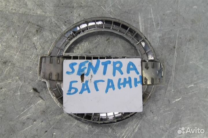 Эмблема двери багажника Nissan Sentra B17