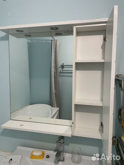 Зеркало со шкафчиком б/у