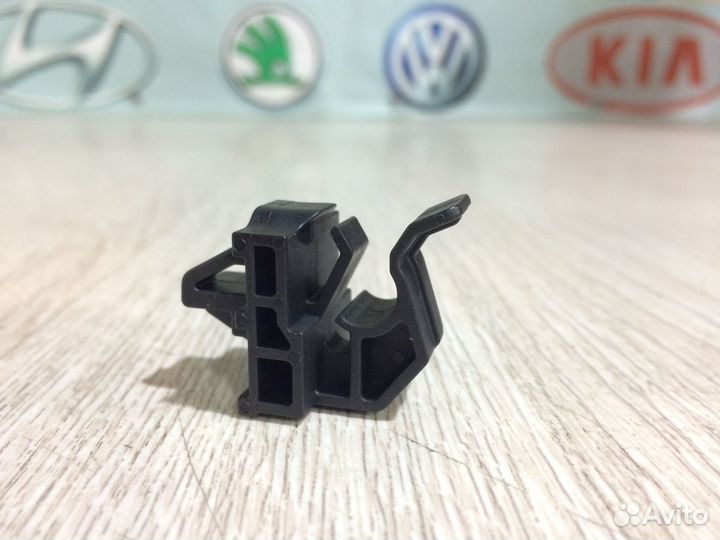 Фиксатор клипса упора штанги капота Солярис Рио 3
