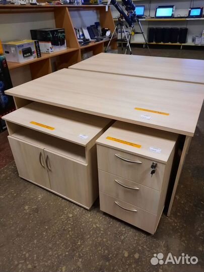 Комплект для офиса и дома из стола и двух тумб