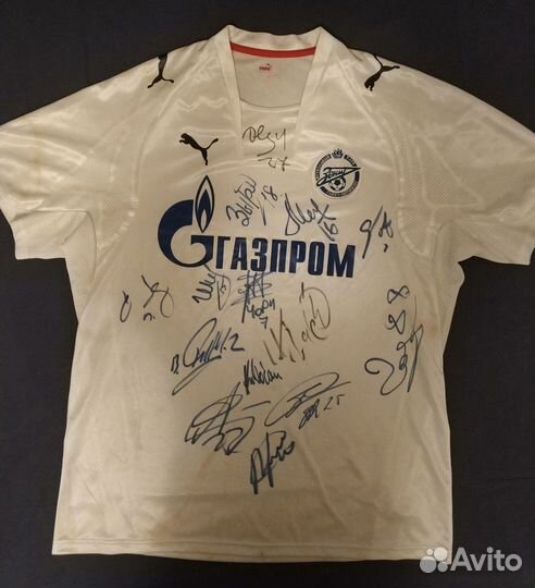 Легендарная футболка с автографами футболистов