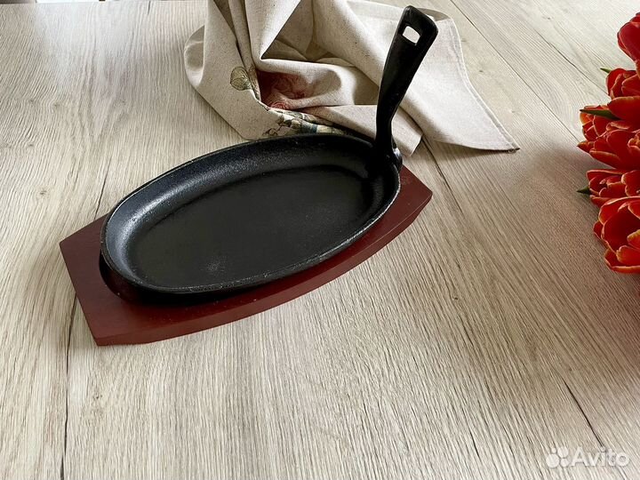 Чугунная сковорода с подставкой новая