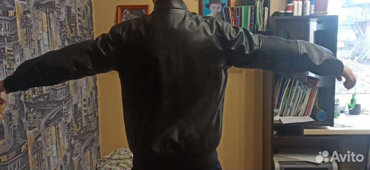 Продам кожанную куртку на мальчика лет 10-12