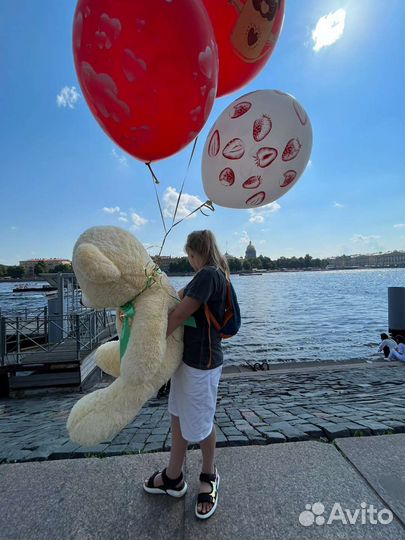 Большой плюшевый медведь