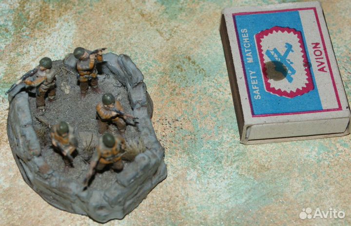 Диорама из 5 солдатиков в окопе